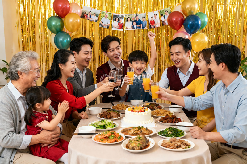 高清大图下载【趣麦麦图】家庭聚餐欢庆时刻