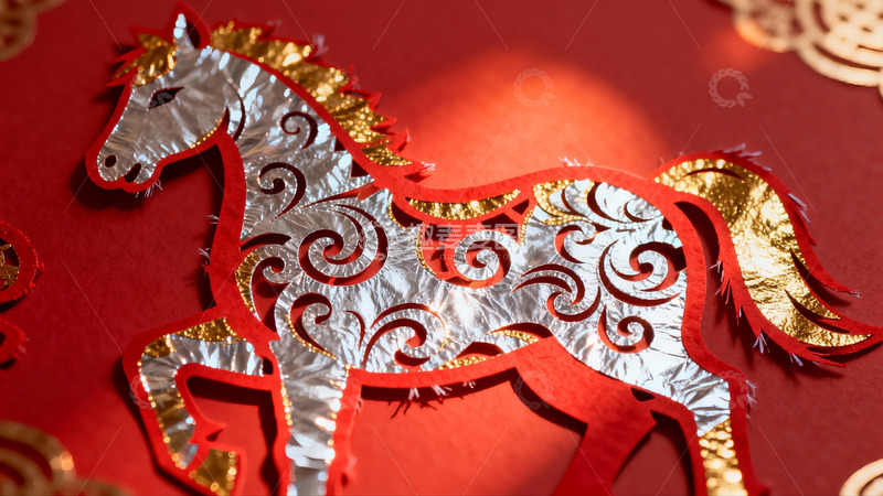 高清大图下载【趣麦麦图】红色背景上的马形剪纸艺术
