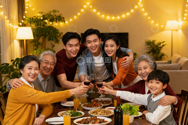 高清大图下载【趣麦麦图】温馨家庭聚餐举杯欢庆