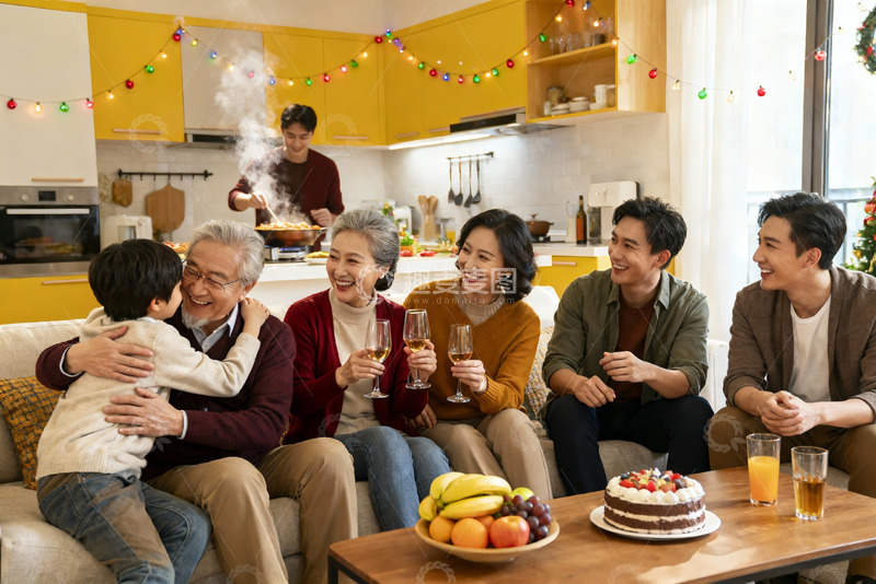 高清大图下载【趣麦麦图】家庭欢聚厨房庆团圆