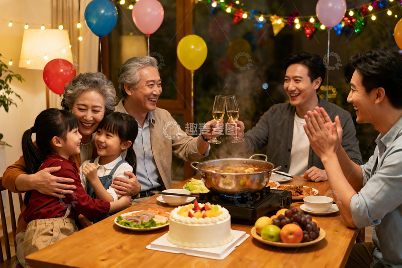 高清大图下载【趣麦麦图】家庭聚餐欢庆场景