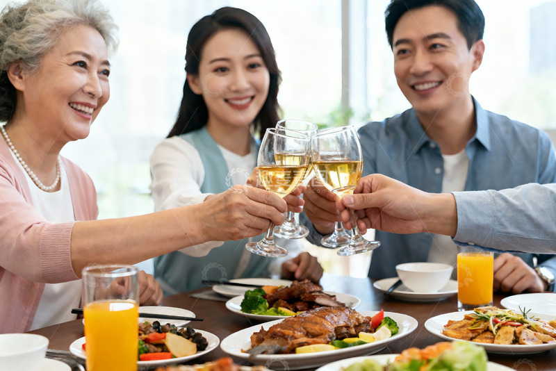 高清大图下载【趣麦麦图】三代同堂家庭聚餐举杯欢庆