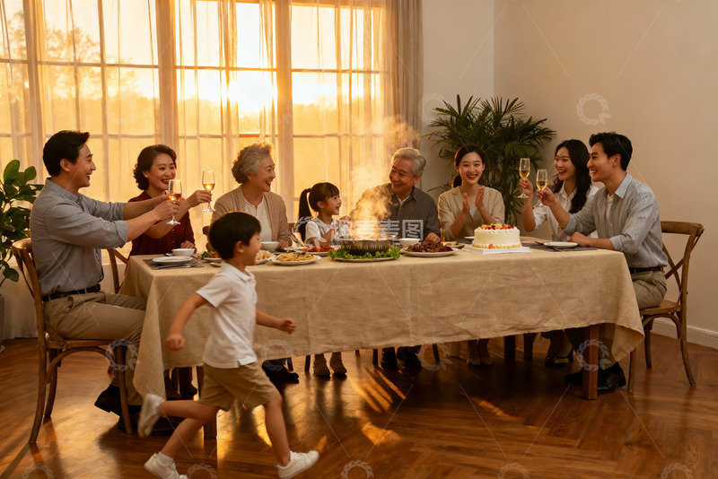高清大图下载【趣麦麦图】家庭聚餐欢庆时刻