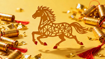 金色纸马与鞭炮新年装饰