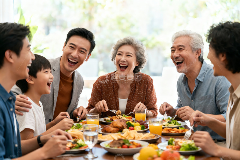 高清大图下载【趣麦麦图】三代同堂家庭聚餐欢乐场景