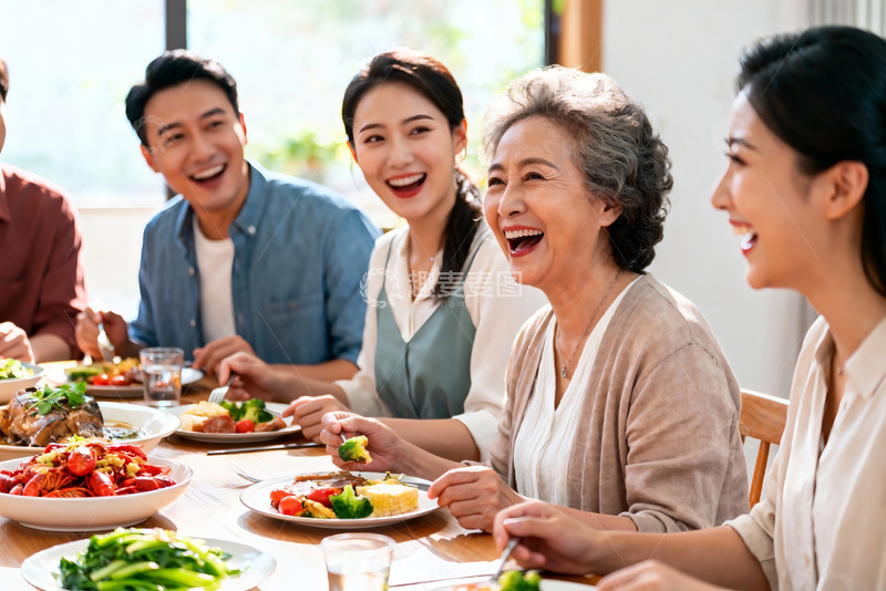 高清大图下载【趣麦麦图】家庭聚餐欢笑场景