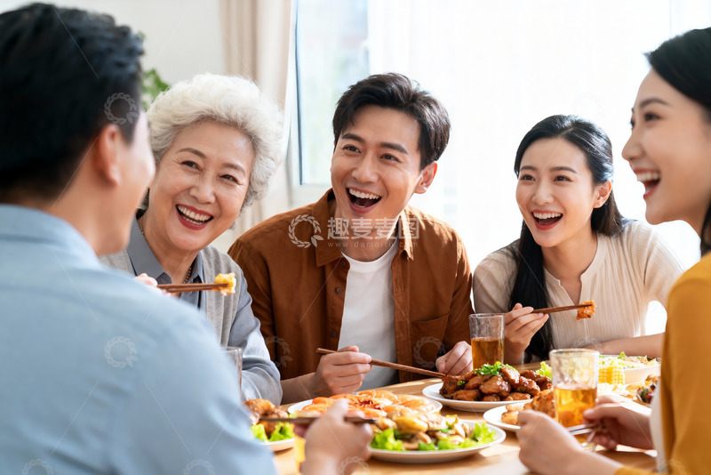 高清大图下载【趣麦麦图】三代同堂家庭聚餐其乐融融