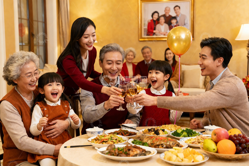 高清大图下载【趣麦麦图】三代同堂家庭聚餐欢庆时刻