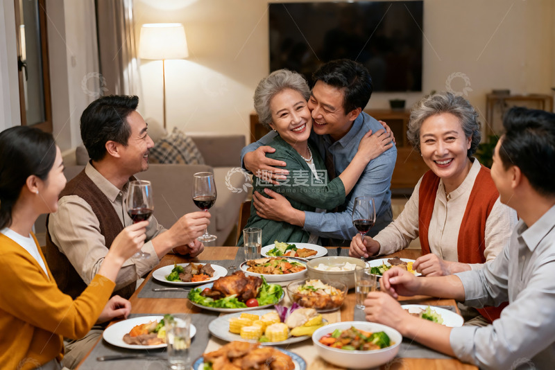 高清大图下载【趣麦麦图】家庭聚餐温馨拥抱