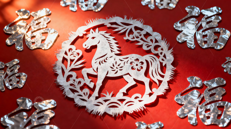 高清大图下载【趣麦麦图】红色背景上的马形剪纸艺术