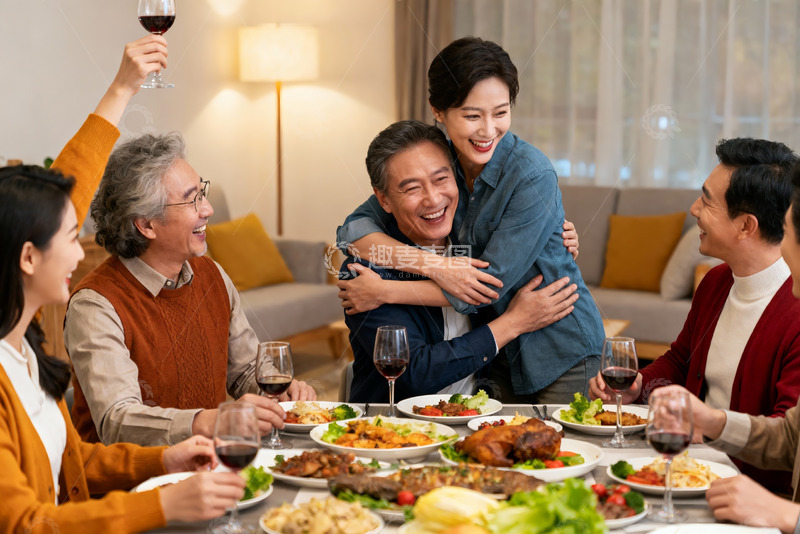 高清大图下载【趣麦麦图】家庭聚餐欢庆时刻