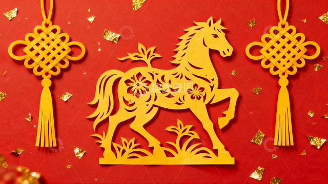 红色背景上的金色剪纸马