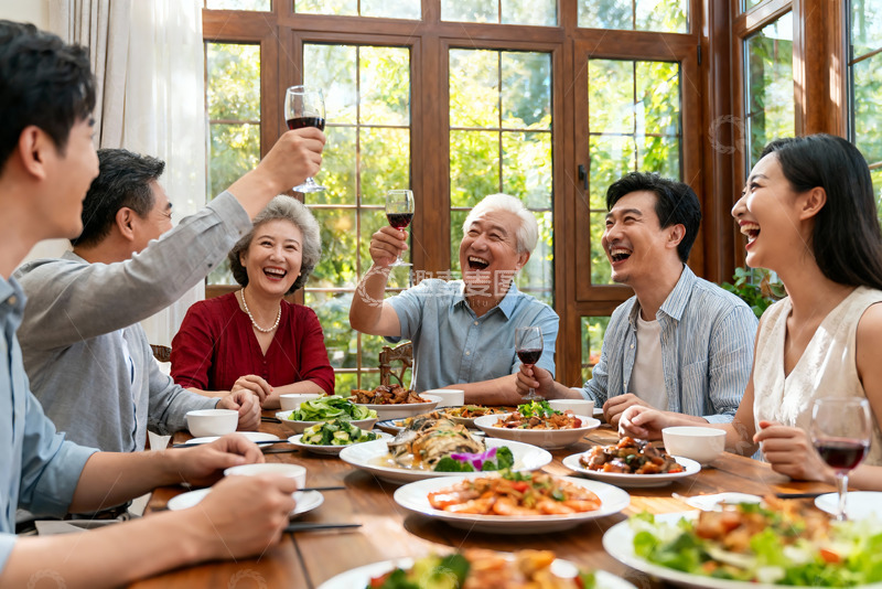 高清大图下载【趣麦麦图】家庭聚餐欢庆时刻