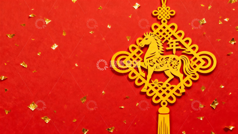 高清大图下载【趣麦麦图】红色背景上的金色剪纸马挂饰