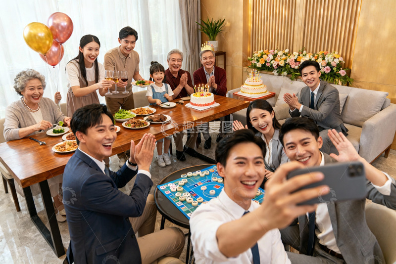 高清大图下载【趣麦麦图】家庭聚会欢庆生日场景