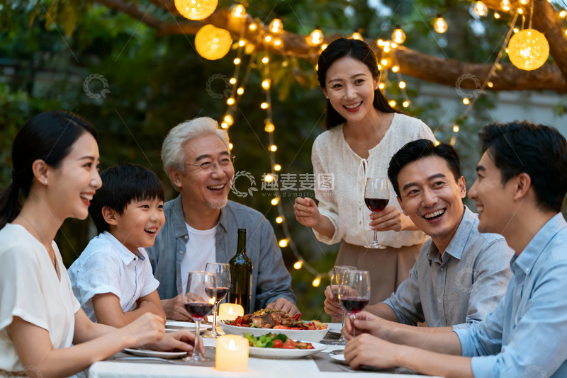 高清大图下载【趣麦麦图】家庭户外聚餐欢庆场景