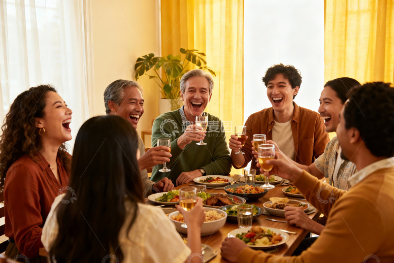 高清大图下载【趣麦麦图】家庭聚餐欢笑举杯温馨场景