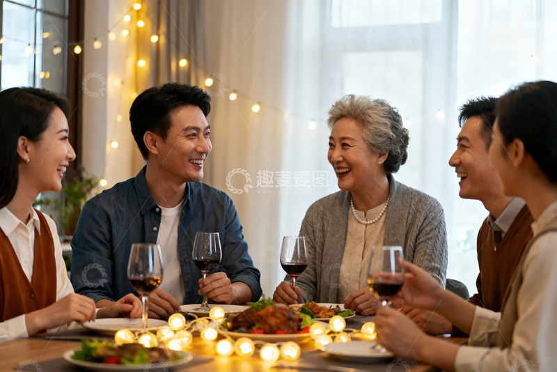 高清大图下载【趣麦麦图】家庭聚餐欢笑场景