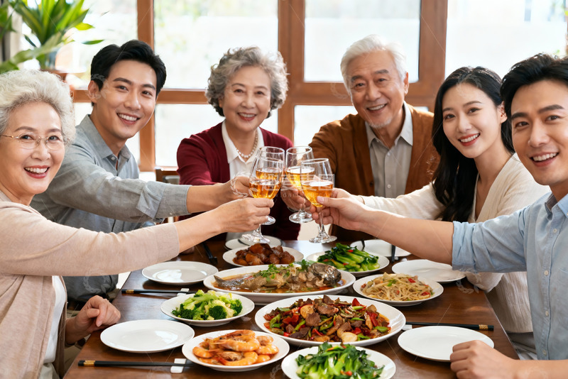 高清大图下载【趣麦麦图】三代同堂家庭聚餐举杯欢庆