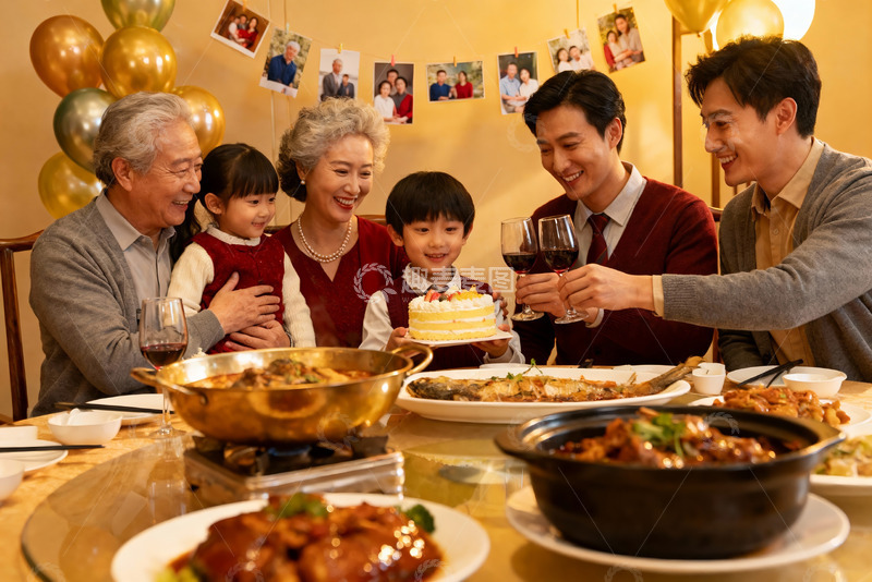 高清大图下载【趣麦麦图】三代同堂家庭聚餐温馨场景