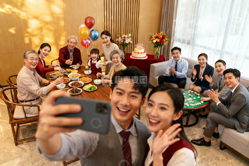 高清大图下载【趣麦麦图】家庭聚会欢庆生日合影