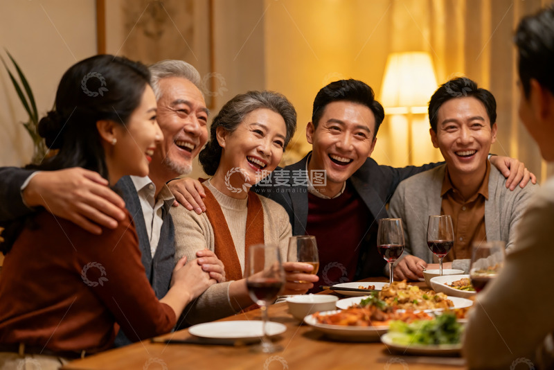 高清大图下载【趣麦麦图】家庭聚餐欢笑场景