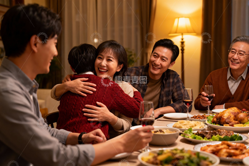 高清大图下载【趣麦麦图】家庭聚餐温馨拥抱