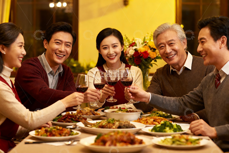 高清大图下载【趣麦麦图】家庭聚餐欢庆时刻