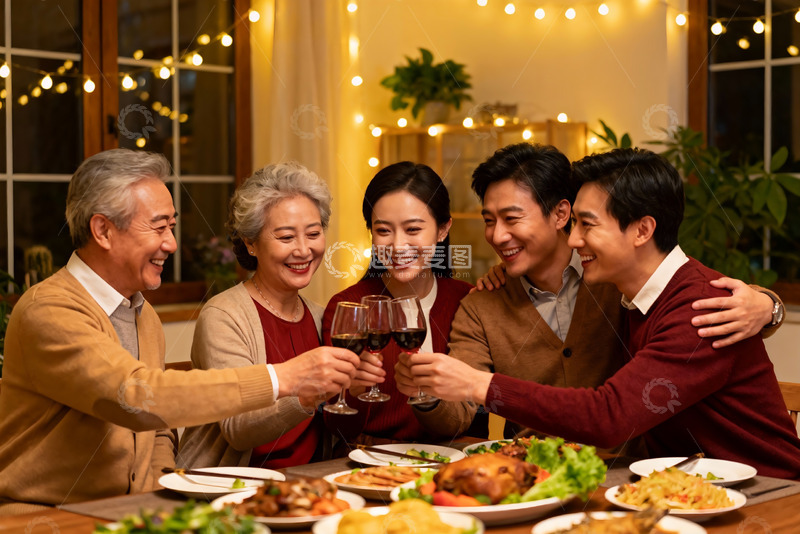 高清大图下载【趣麦麦图】三代同堂家庭聚餐举杯欢庆
