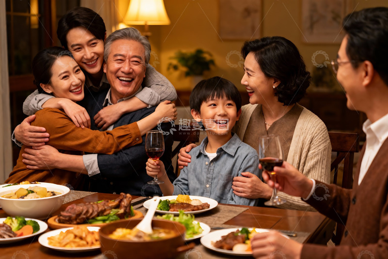 高清大图下载【趣麦麦图】温馨家庭聚餐其乐融融