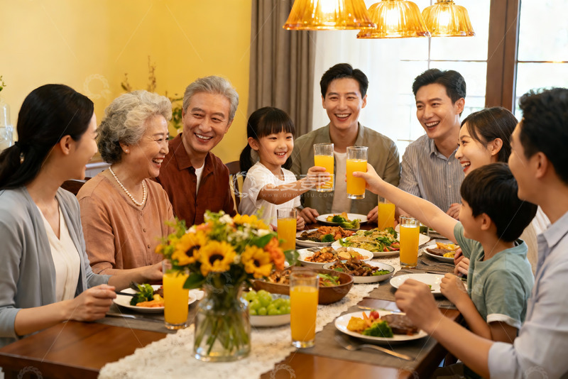 高清大图下载【趣麦麦图】三代同堂家庭聚餐其乐融融