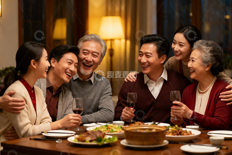 高清大图下载【趣麦麦图】三代同堂家庭聚餐其乐融融
