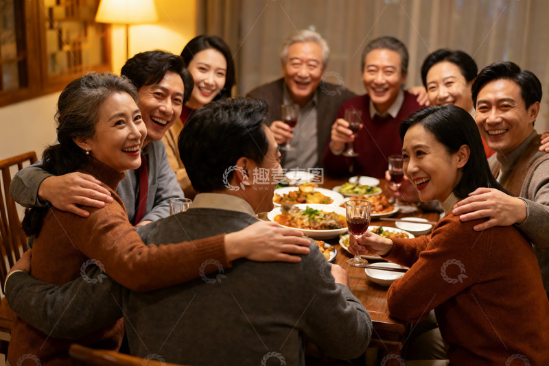 高清大图下载【趣麦麦图】家庭聚餐欢笑场景