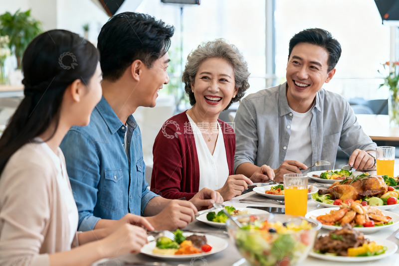 高清大图下载【趣麦麦图】三代同堂家庭聚餐其乐融融
