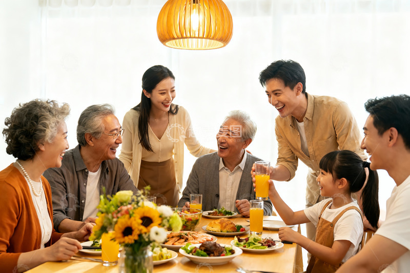 高清大图下载【趣麦麦图】三代同堂家庭聚餐其乐融融