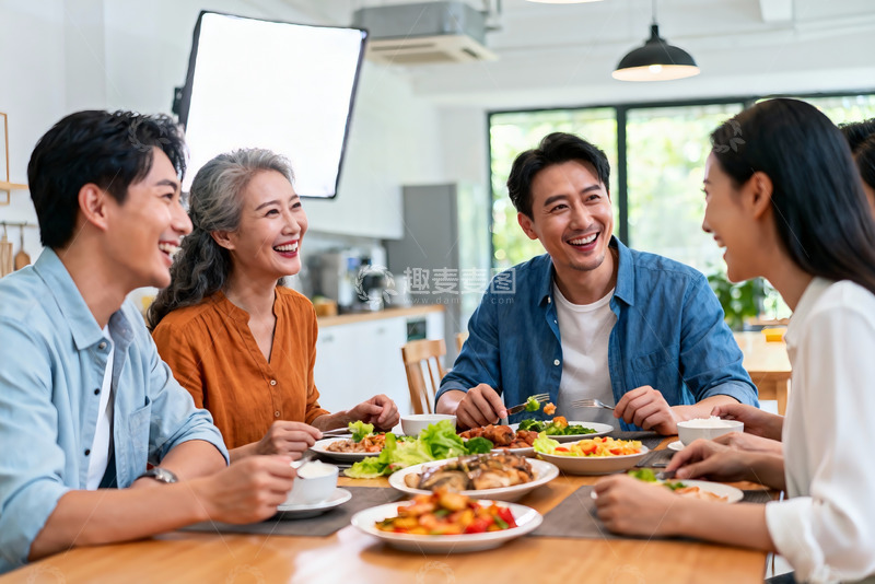 高清大图下载【趣麦麦图】四人围桌用餐欢笑场景