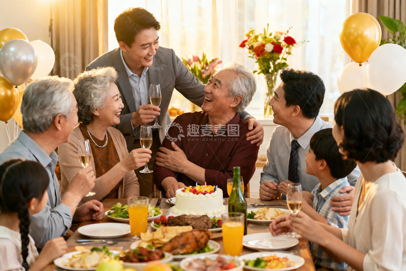 高清大图下载【趣麦麦图】家庭聚餐欢庆生日温馨场景