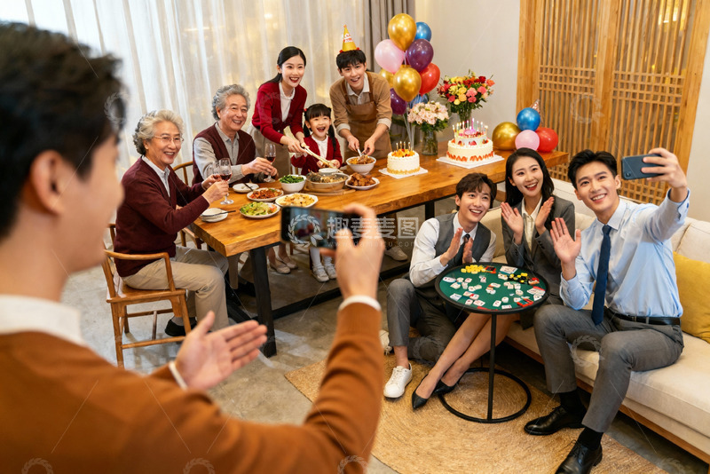 高清大图下载【趣麦麦图】家庭聚会欢庆生日温馨场景