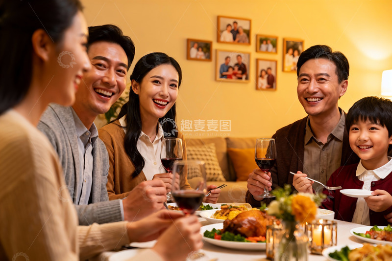 高清大图下载【趣麦麦图】温馨家庭聚餐欢笑共享