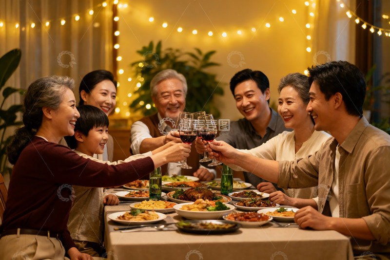 高清大图下载【趣麦麦图】温馨家庭聚餐举杯欢庆