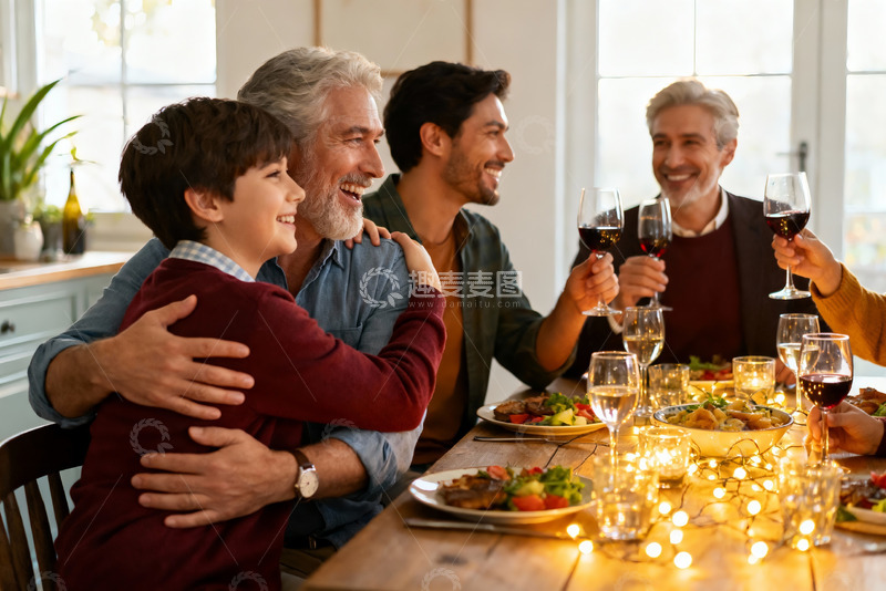 高清大图下载【趣麦麦图】家庭聚餐温馨拥抱