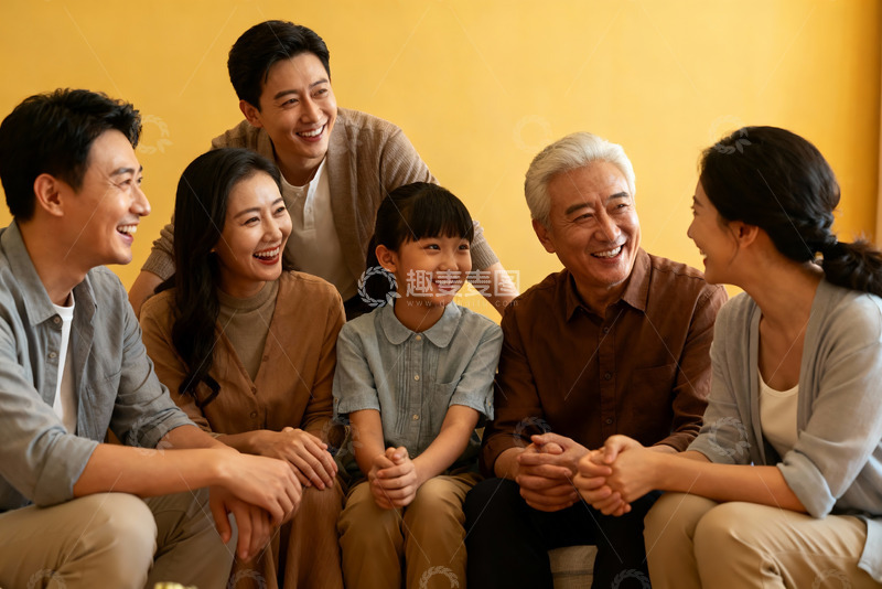 高清大图下载【趣麦麦图】三代同堂家庭聚会温馨场景