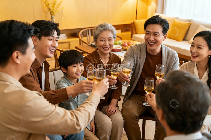 高清大图下载【趣麦麦图】三代同堂家庭聚餐举杯欢庆