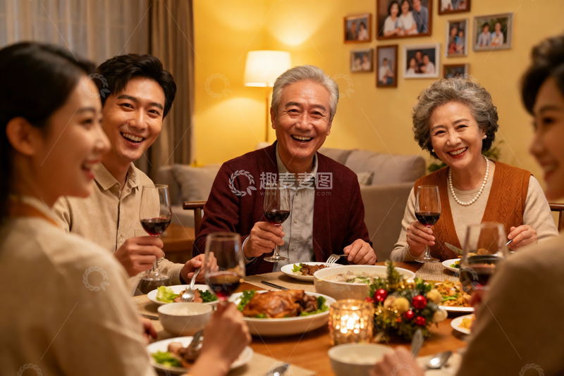 高清大图下载【趣麦麦图】家庭聚餐欢庆节日温馨场景