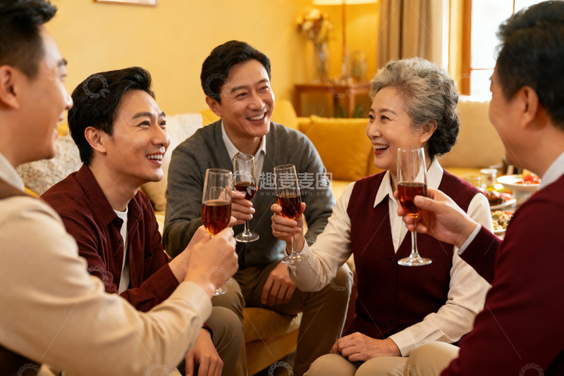 高清大图下载【趣麦麦图】家庭聚会欢饮时刻