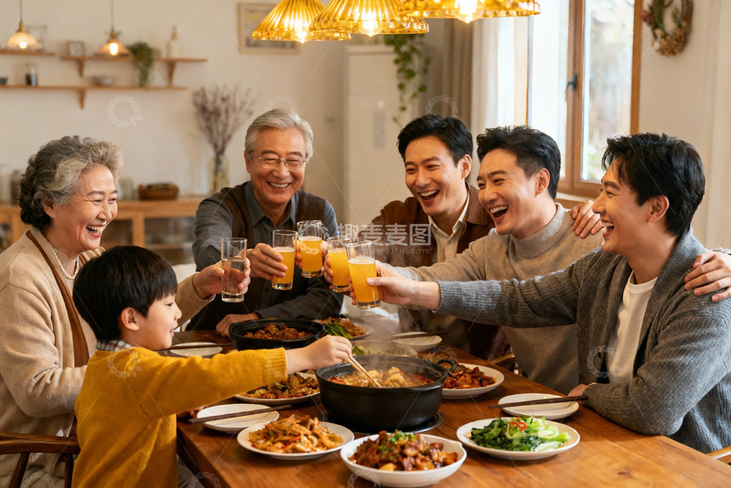 高清大图下载【趣麦麦图】三代同堂家庭聚餐欢庆时刻