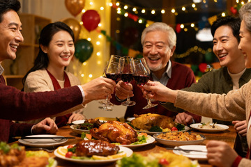 家人聚餐举杯欢庆