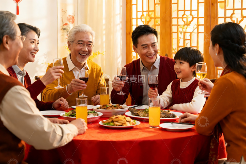 高清大图下载【趣麦麦图】家庭聚餐欢庆团圆时刻