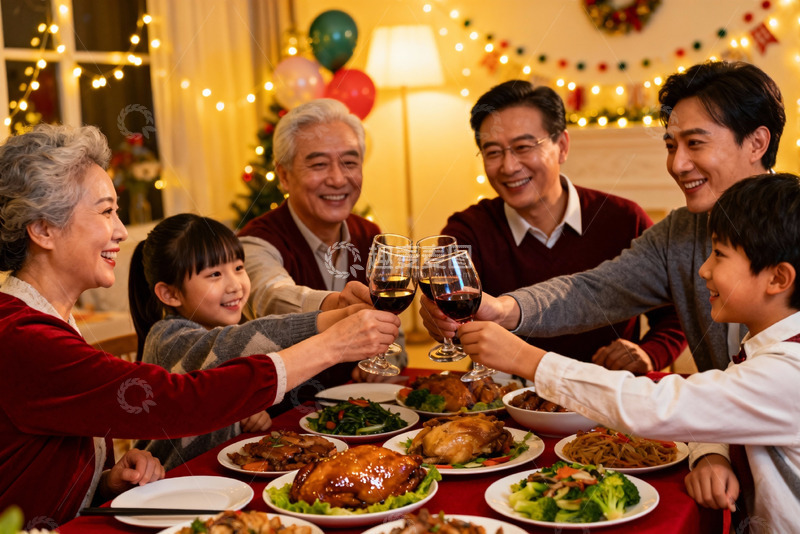 高清大图下载【趣麦麦图】家庭聚餐欢庆节日举杯
