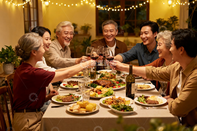 高清大图下载【趣麦麦图】家庭聚餐欢庆时刻